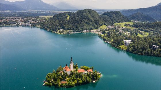 Vue aérienne du fameux lac Bled avec son île et son église. Vue iconique de Slovènie ©Getty - Didier Marti