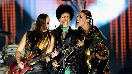 Donna Grantis, Prince et Ida Nielsen sur scène lors des Billboard Music Awards 2013 au MGM Grand Garden Arena le 19 mai 2013 à Las Vegas, Nevada. ©Getty - Kevin Mazur / WireImage