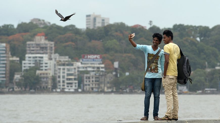 Deux Indiens prennent un selfie sur la promenade Marine Drive à Mumbai
