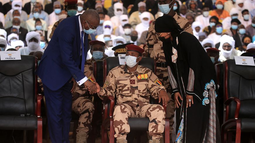 Le général Mahamat Idriss Deby, assis au premier rang, assiste aux funérailles nationales de son père et président tchadien défunt Idriss Deby à N'Djamena, le 23 avril 2021.