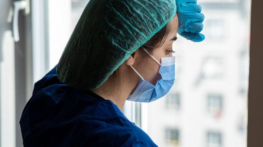 10 000 infirmiers et aides-soignantes auraient arrêté leur métier en 2020 d'après une étude de la fédération hospitalière de France.