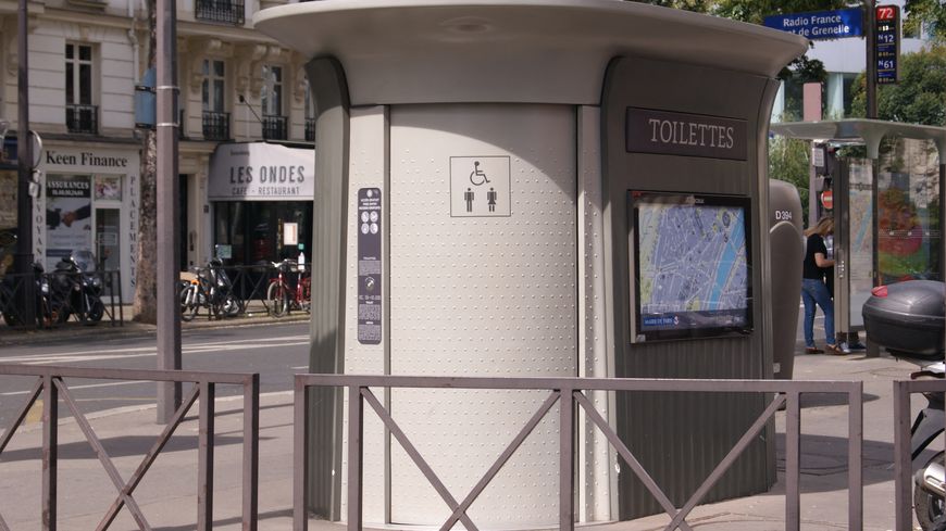 Toilettes publiques (sanisette) à Paris 16ème