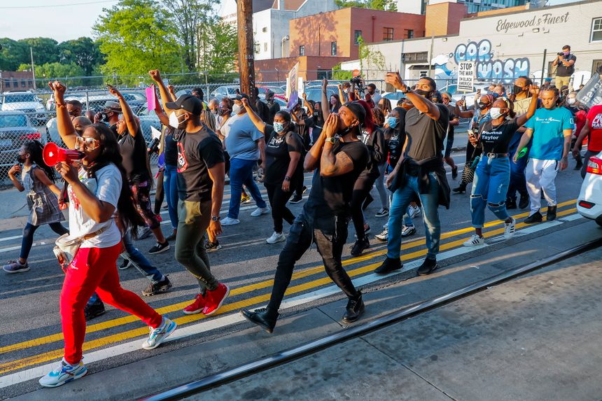 Des manifestants marchent dans les rues d'Atlanta, en soutien à la famillede George Floyd.