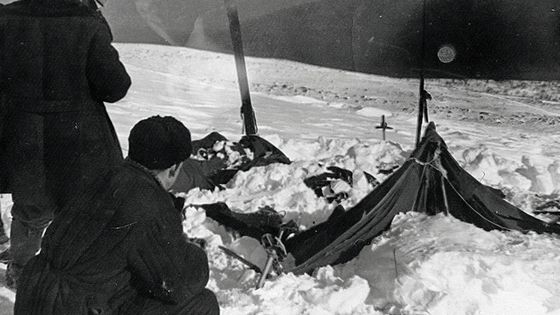 Les restes de la tente telle que les sauveteurs l'ont trouvée le 26 février 1959. Elle avait été ouverte de l'intérieur, et les skieurs avaient fui en chaussettes ou pieds nus. - anonyme @wikimedia