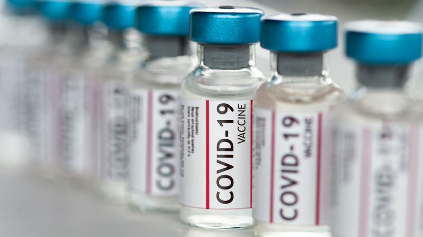 Des flacons contenant le vaccin pour le coronavirus.