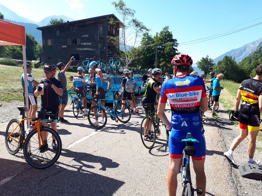 Une rencontre au sommet du col d'Ornon en Isère entre cyclistes traditionnels et utilisateurs de vélos à assistance électrique