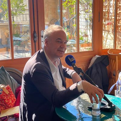 Hervé Le Tellier, prix Goncourt 2020, à la librairie Sauts et Gambades à Dieulefiit au micro de France Bleu Drôme Ardèche.