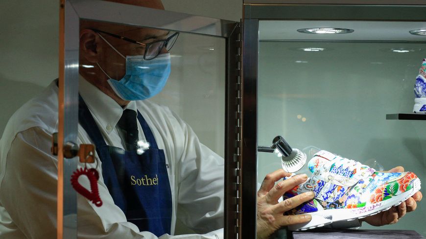 En décembre 2020, la maison de vente aux enchères Sotheby's avait mis en vente une paire de baskets estimé à 800 000 euros, fabriquée par Adidas et la manufacture Messein