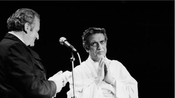 Le réalisateur indien Satyajit Ray lors de la soirée d'ouverture du Festival de Cannes le 15 mai 1982. ©Getty - Photo by Micheline PELLETIER/Gamma-Rapho via Getty Images