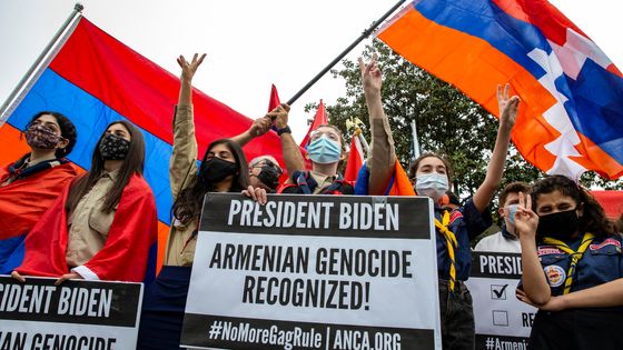 Des manifestants arméniens à Washington au moment de l'annonce de Joe Biden ©Sipa - TASOS KATOPODIS / GETTY IMAGES NORTH AMERICA / Getty Images via AFP