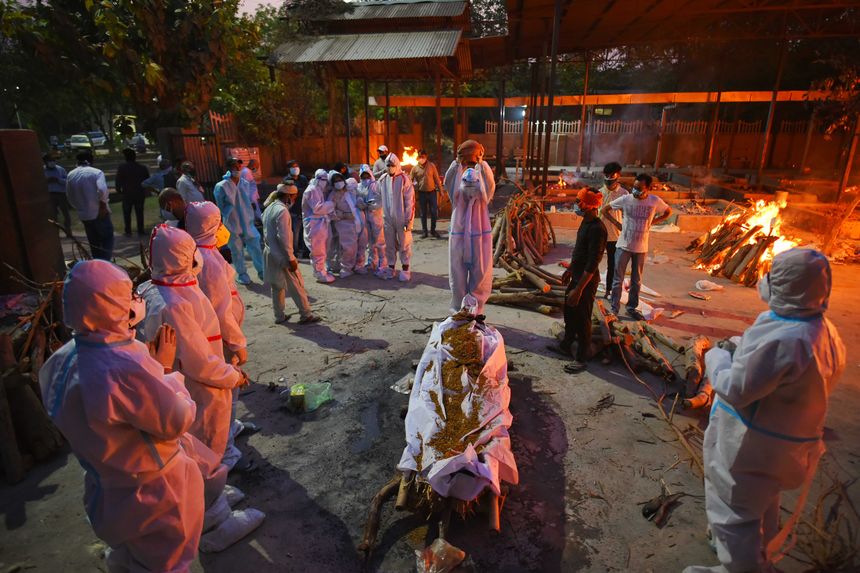 Les proches d'une victime du Covid-19 effectuant les derniers rites, au crématorium de Sarai Kale Khan, le 26 avril 2021 à New Delhi, en Inde.