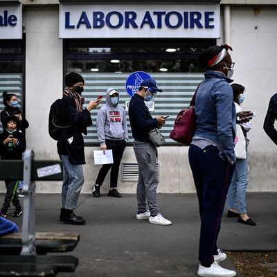 Une file d'attente devant un laboratoire pour des tests PCR, en août 2020.