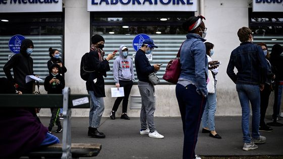 Une file d'attente devant un laboratoire pour des tests PCR, en août 2020. ©AFP - Christophe Archambault