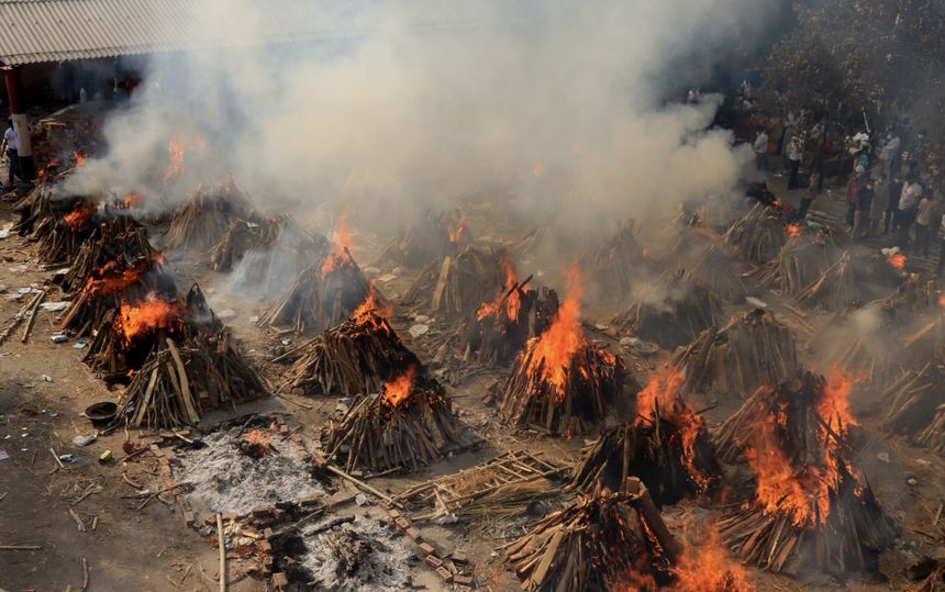 Une crémation de masse de victimes décédées du Covid 19 sur le terrain de crémation de Ghazipur, à New Delhi.