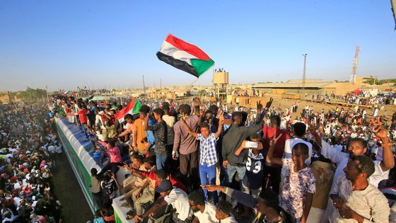 Des soudanais venus de Khartoum arrivent à Atbara, le 19 décembre 2019, pour célébrer le premier anniversaire du soulèvement qui a renversé Omar al-Bashir ©AFP - ASHRAF SHAZLY