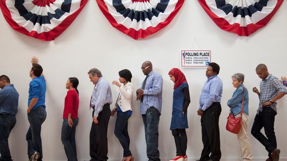 Des électeurs patientant dans un lieu de vote ©Getty - Hill Street Studios