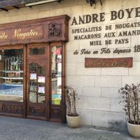 Dans le Vaucluse, une compagnie transforme l’un des plus fameux villages de la route de la lavande en village musical