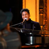 Jon Batiste, musicien et chef d'orchestre pendant un concert spécial pour collecter des fonds pour deux organisations philanthropiques à la télévision CBS, le 8 novembre 2020.