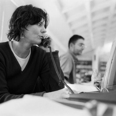 La journaliste Florence Aubenas téléphone le 09 juillet 2001 à Paris depuis son poste de travail au sein de la rédaction du journal Libération