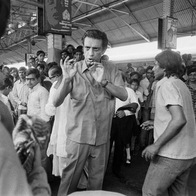 Le réalisateur bengali Satyajit Ray en tournage sur son film "La Forteresse d'or" à Calcutta en 1974.