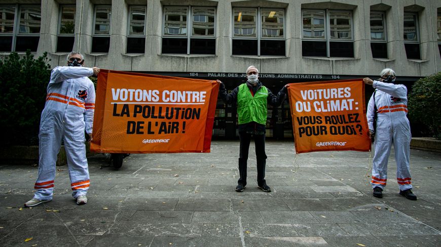 En octobre 2020, Greenpeace France et un collectif de parents d’élèves ont déposé une requête devant le Tribunal administratif de Lyon pour inaction de la ville, de la métropole et de l’État face à la pollution automobile.