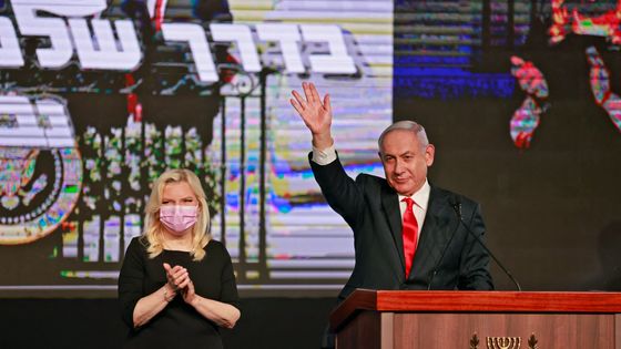 Benyamin Netanyahou, et son épouse, s'adressent aux partisans du parti Likoud au siège de Jérusalem à la clôture des votes, pour la quatrième élection nationale en deux ans, le 24 mars 2021. ©AFP - MENAHEM KAHANA