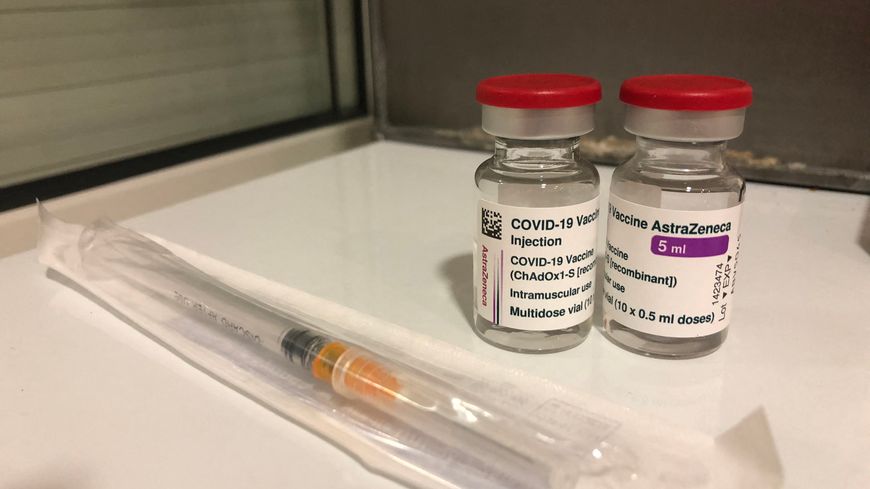 La vaccination avec le vaccin AstraZeneca dans un cabinet médical de Haute-Savoie.
