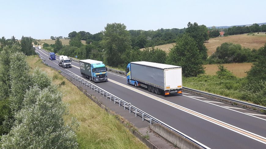 Défilé de camions sur la RCEA (route Centre-Europe Atlantique) dans l'Allier en juin 2019.