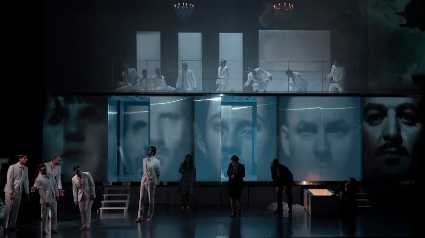 Connesson, Les Bains macabres – dir. Arie van Beek, m. en scène Florent Siaud : Les Eléments et Romain Dayez (Mathéo). Dans l’ombre : Sandrine Buendia, Anna Destraël, Geoffroy Buffière, Fabien Hyon
