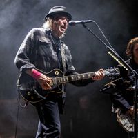 L'auteur-compositeur-interprète et musicien Neil Young se produit au Ziggo Dome, avec à ses côtés Micah Nelson, fils de Willie Nelson, à Amsterdam, Pays-Bas, le 10 juillet 2019.