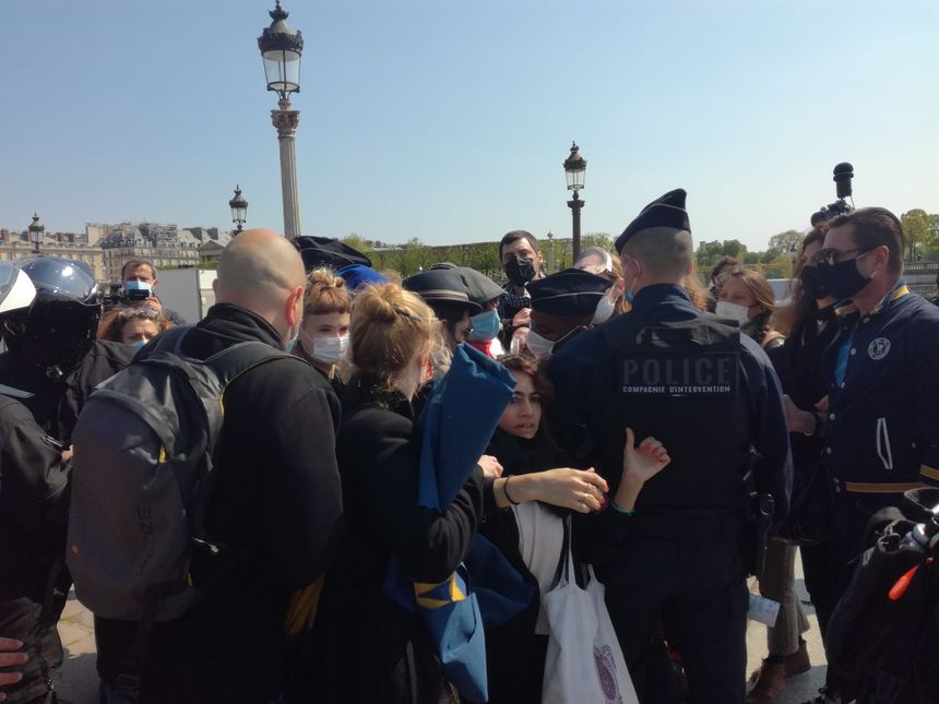 Le ton est monté entre les manifestants et la police qui a voulu effectuer un contrôle d'identité.