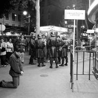Paris le 28 septembre 1988, un fidèle proteste en priant devant un cinéma lors de la sortie du film 'La Dernière Tentation du Christ' de Martin Scorsese