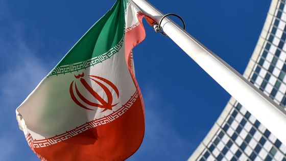 Drapeau iranien flottant devant le siège de l'AIEA à Vienne, Autriche, le 01/03/21 ©AFP - Joe Klamar