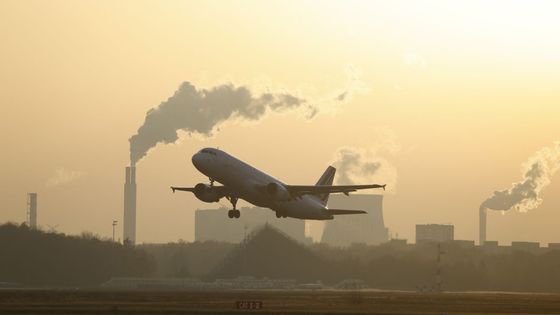 Un avion de la compagnie aérienne française Air France, le dernier avion à décoller de l'aéroport Tegel 'Otto Lilienthal', part pour l'aéroport Paris-Charles de Gaulle (CDG), à Berlin, le 8 novembre 2020. - Odd Andersen / AFP