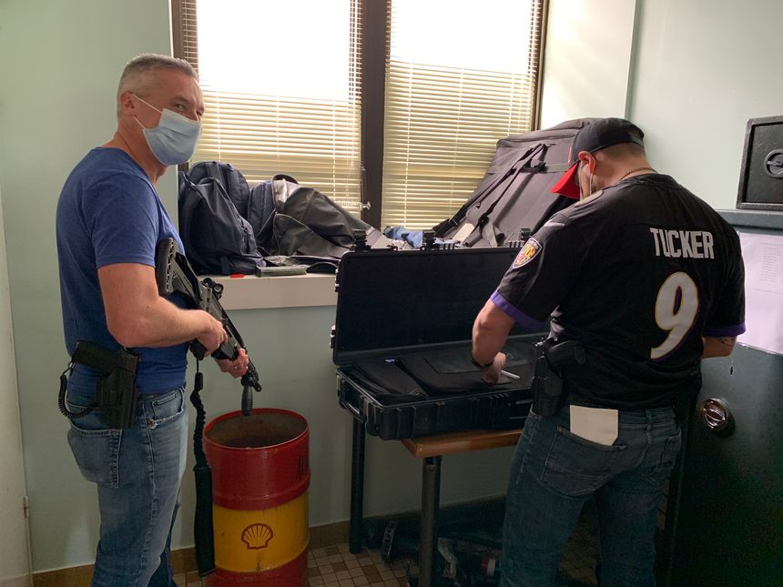 Tony et son équipe de la BAC de Rouen, préparant l'armement qu'ils chargent dans leurs voitures banalisées pour chaque patrouille.