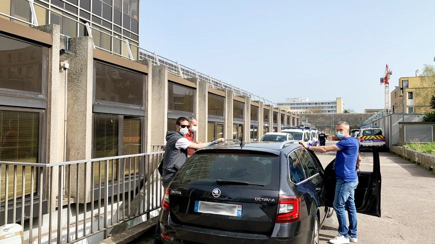 Trois policiers de la BAC de Rouen, prêts à partir en patrouille. Ils sont 47 dans cette brigade anti-criminalité, tous passionnés par leur métier