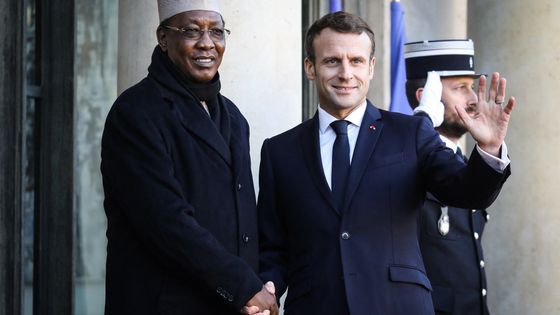 Emmanuel Macron reçoit le Président tchadien Idriss Déby à l’Elysée en novembre 2019. Le Président français se rend aujourd’hui aux funérailles du dirigeant tchadien mort en combattant des rebelles. ©AFP - LUDOVIC MARIN / AFP