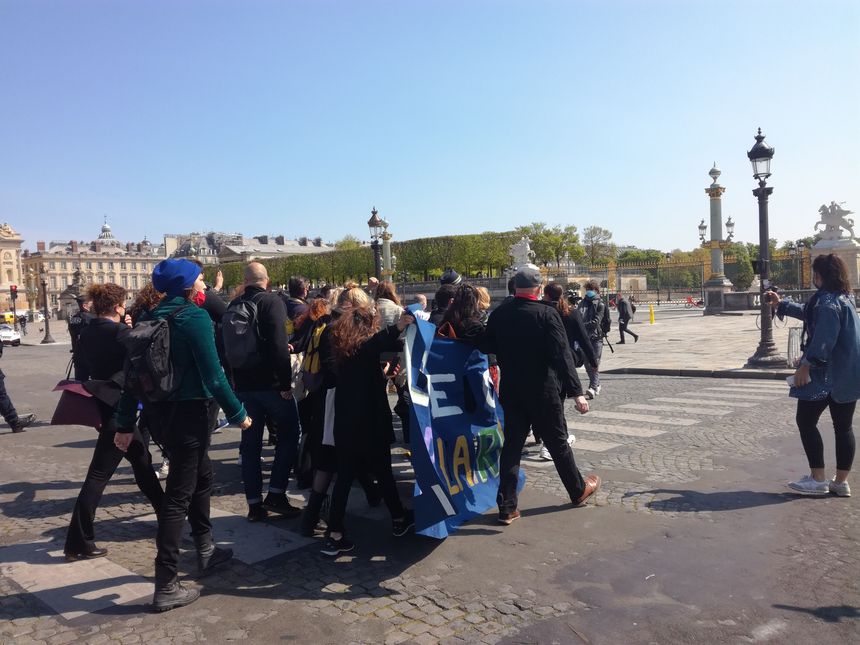 Les manifestants ont été raccompagnés jusqu'au métro par les policiers présents.