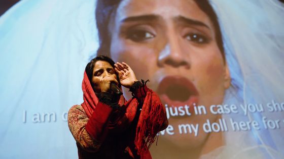 La rappeuse Sonita Alizadeh lors de la présentation du documentaire "Sonita" à l'International Documentary Filmfestival Amsterdam (IDFA) (23 novembre 2015) ©AFP - BAS CZERWINSKI / ANP MAG / ANP