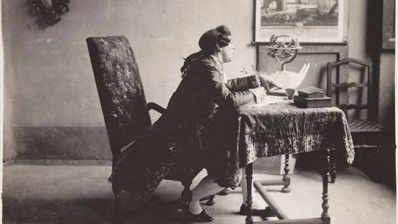 L'encyclopédiste, c 1912. Photographie par Guido Rey (1861-1935) d'un homme compilant une encyclopédie ©Getty - The Royal Photographic Society Collection/Victoria and Albert Museum, London