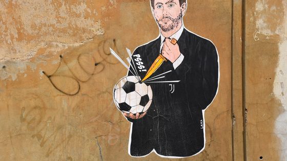 Fresque sur un mur de Rome, dans une rue derrière le siège de l'Association italienne de football, représentant le président de la Juventus Andrea Agnelli ©AFP - Baris Seckin / Anadolu Agency