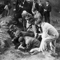 En 1927, un colloque scientifique international est convoqué pour expertiser les découvertes du site de Glozel.