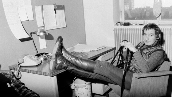 Pierre Desproges dans un (beau) bureau de la Maison de Radio France ©AFP - Jean Pimentel - INA