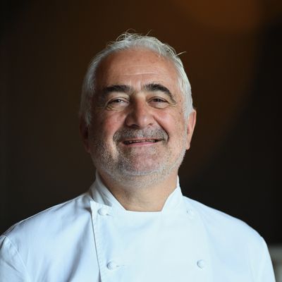 Portrait du chef 3 étoiles Michelin, Guy Savoy auteur de Soupes de Printemps" co-écrit avec Alexis Voisenet, illustrés par Laura Merle et paru aux éditions Herscher.