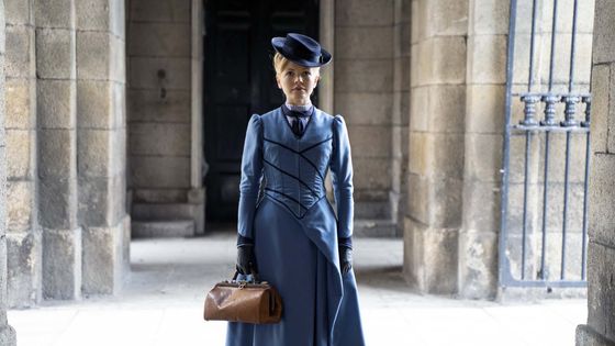 L’actrice Kate Phillips dans "Miss Scarlet, détective privée", sur Polar+, série créée, écrite et produite par Rachael New. - 2020 A+E Studios, Element 8 Entertainment, ShinAwil Productions