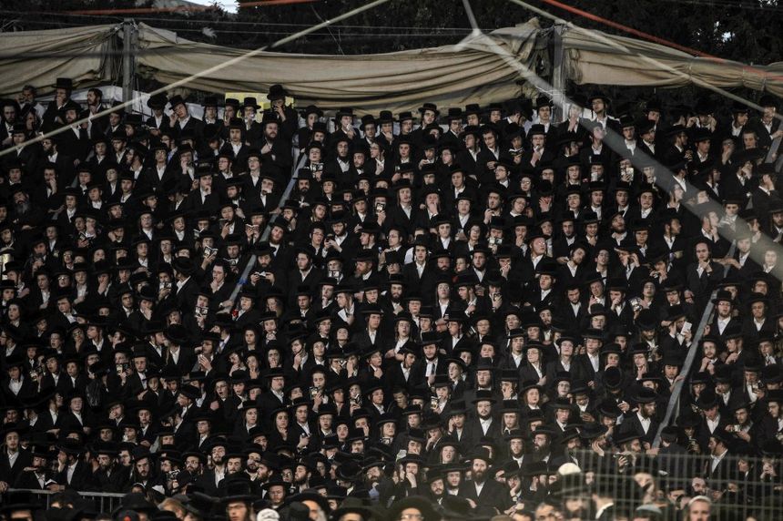 Les images du pèlerinage avant la catastrophe montrent une foule très compacte dans les gradins