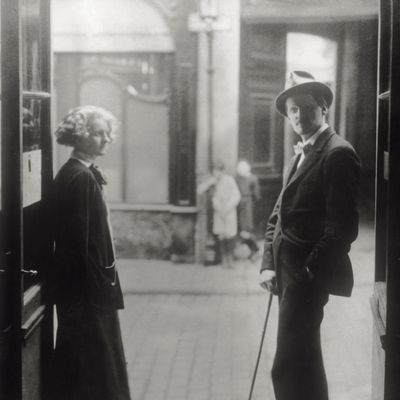 L'écrivain James Joyce posant sur le perron de la librairie "Shakespeare and Company" avec la libraire et éditrice Sylvia Beach à Paris dans les années 20.