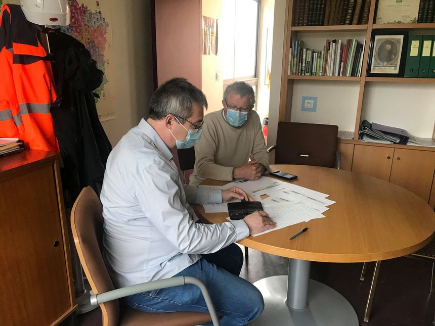 Deux mois avant les scrutins, le maire Stéphane Galiné (à gauche) et l'élu Gille Voise courent après les volontaires.