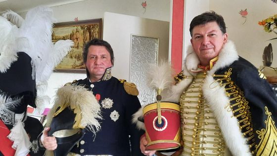 Régis Jonckheere, alias le maréchal Berthier, agent territorial (à gauche) et Thierry Barthomomeus, alias le colonel Lejeune, directeur de banque (à droite) ©Radio France - Béatrice Dugué