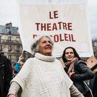 Ariane Mnouchkine, scénariste, réalisatrice de films, metteuse en scène de théâtre et fondatrice de la troupe, le Théâtre du Soleil pendant une manifestation contre le projet de réforme des retraites. Paris, le 17 décembre 2019.